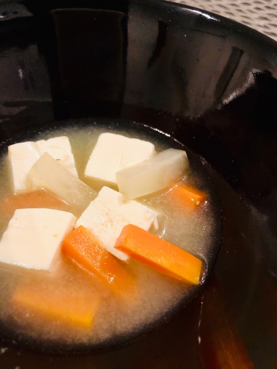 大根と人参と豆腐のシンプル味噌汁