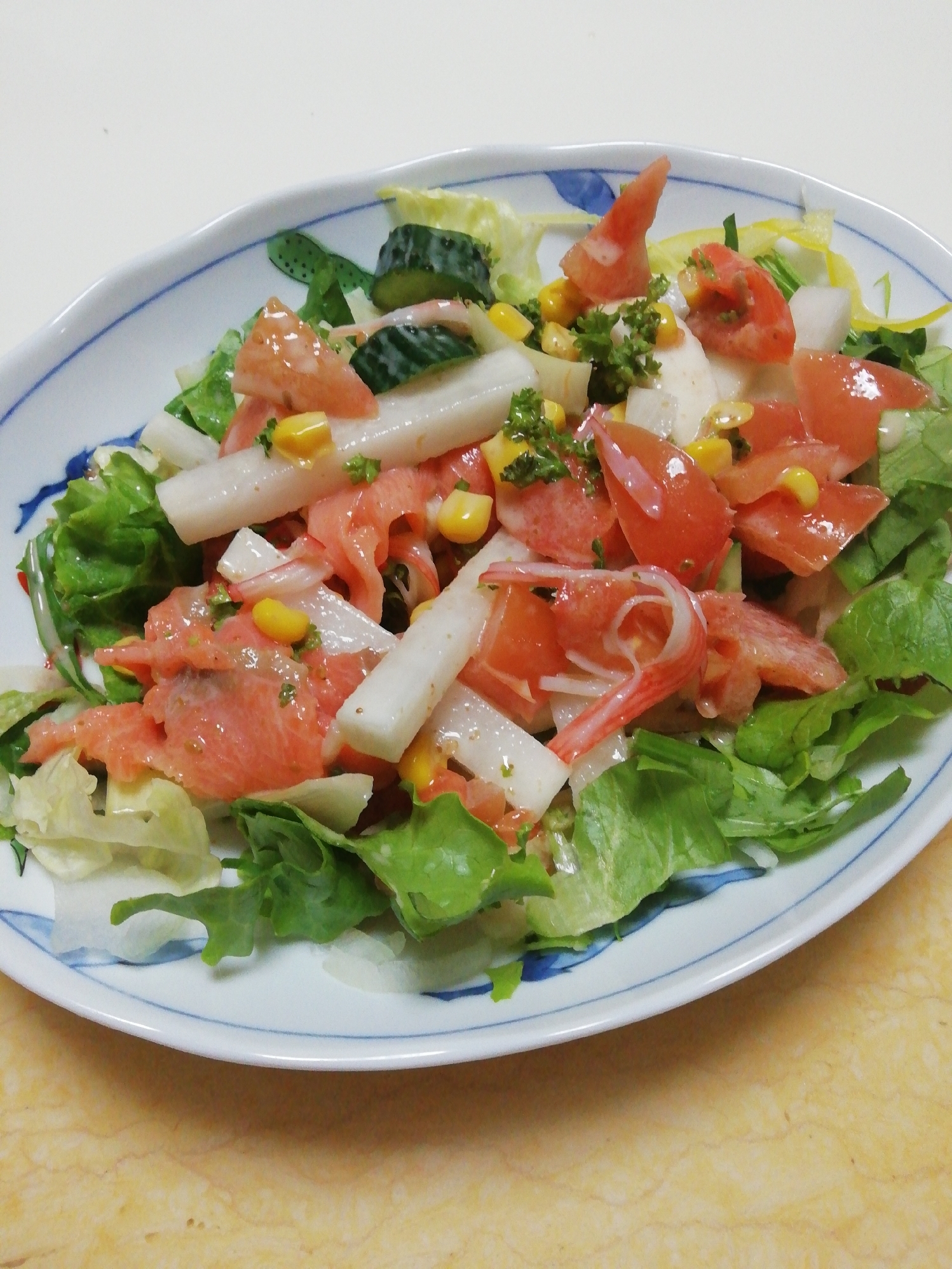 サーモンとカニカマと野菜のまろやかごまわさびサラダ