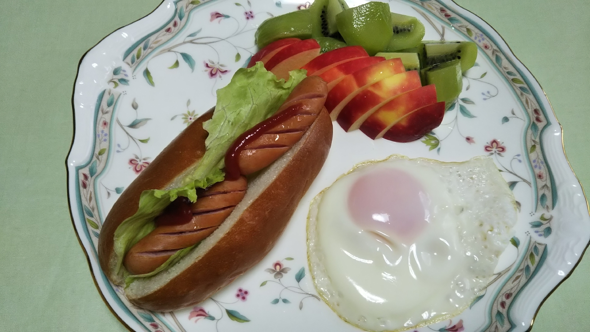 ホットドッグと目玉焼きとフルーツの朝食☆
