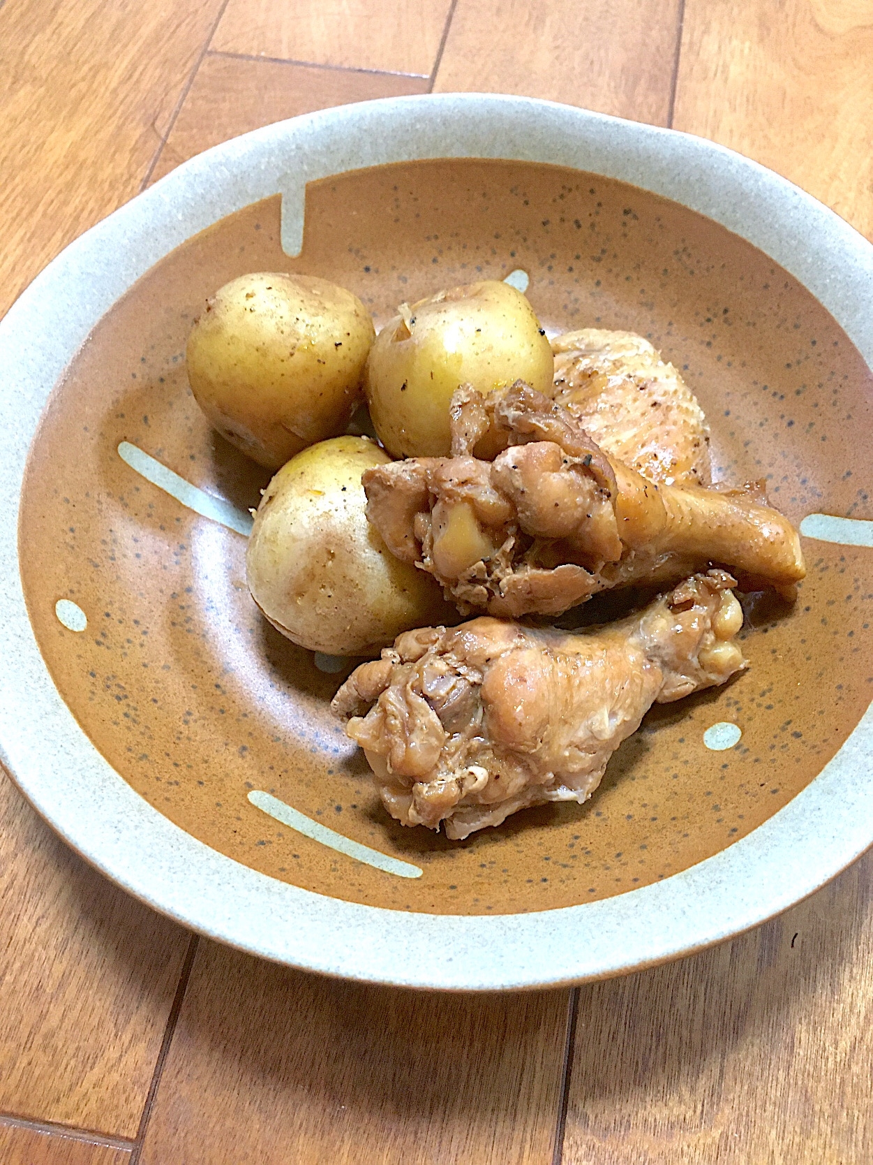 じゃがいもと鶏手羽元のニンニク煮