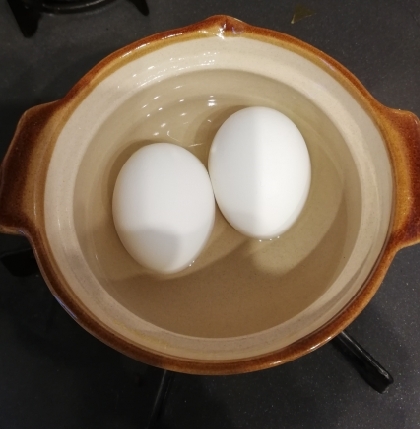 1人用の土鍋でやってみました。すぐに沸騰するのでガス代節約になりました(*>∀<)ﾉ♪
卵もふっくら良い感じです٩(ˊᗜˋ*)و♪
