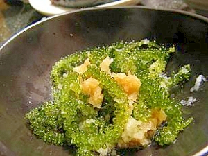 黒いお皿に盛り付けられた海ぶどうの大根おろし和え