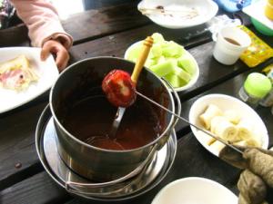 子供やご婦人に大ウケ キャンプでチョコフォンデュ レシピ 作り方 By こ び ん 楽天レシピ 子供やご婦人に大ウケ キャンプでチョコフォンデュ レシピ 作り方 By こ び ん 楽天レシピ