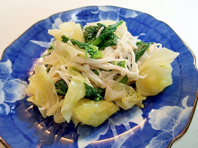 青い花柄の皿に入ったキャベツとえのき、ほうれん草のサラダ