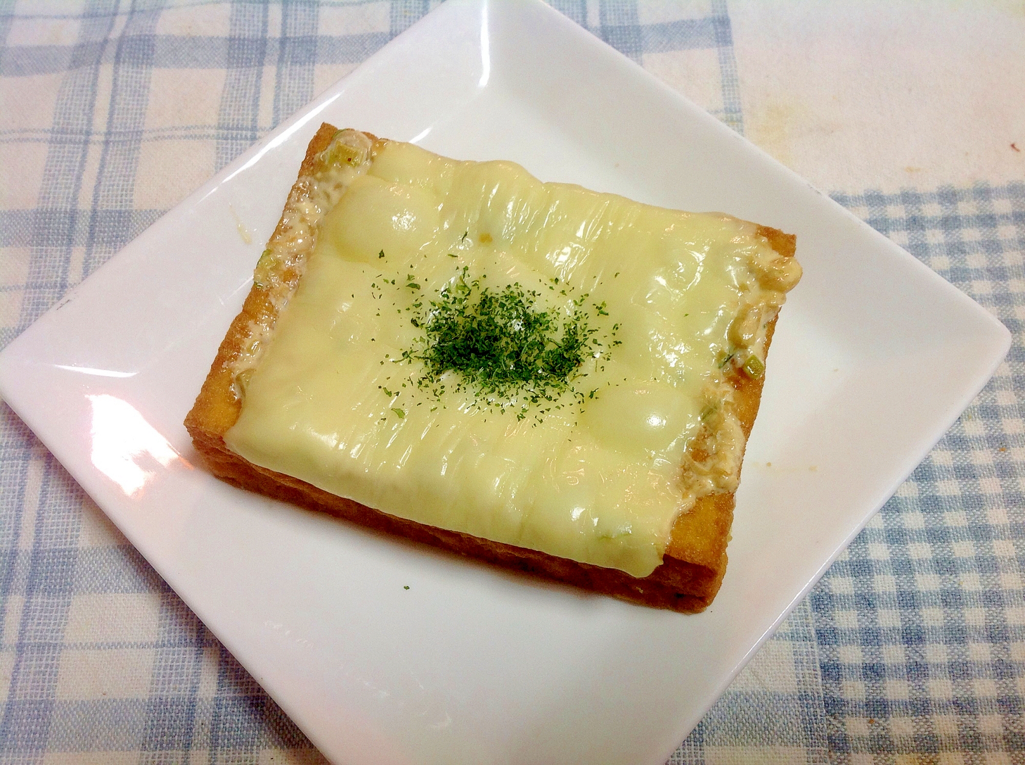 白い角皿に盛り付けた厚揚げチーズのしょうゆ焼き
