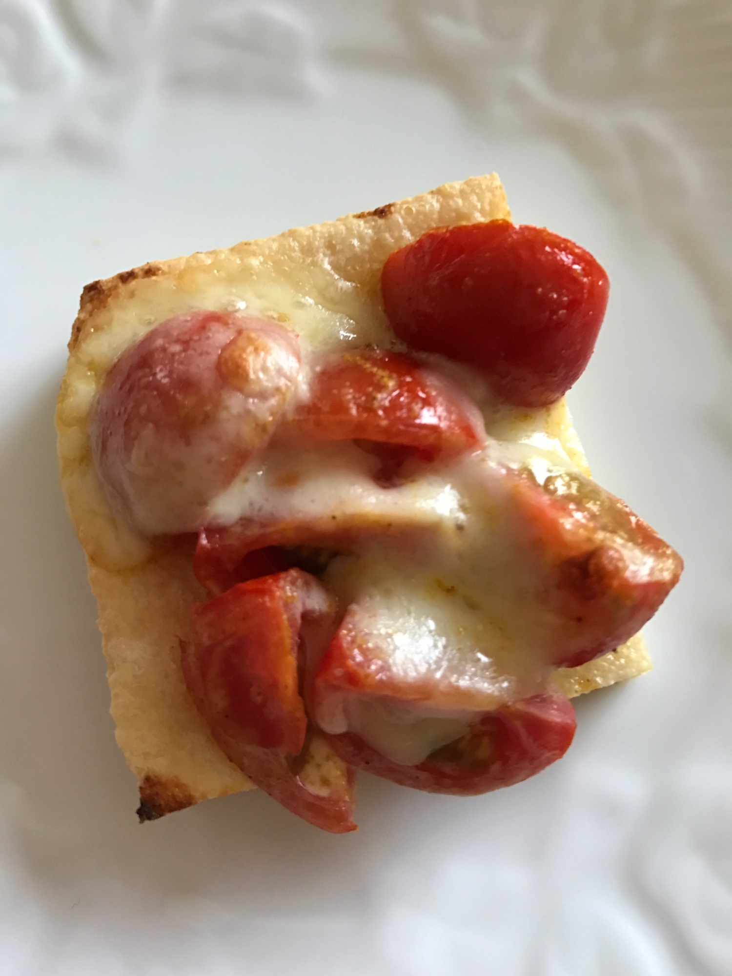 ミニトマトのカレーマヨ和え油揚げピザ