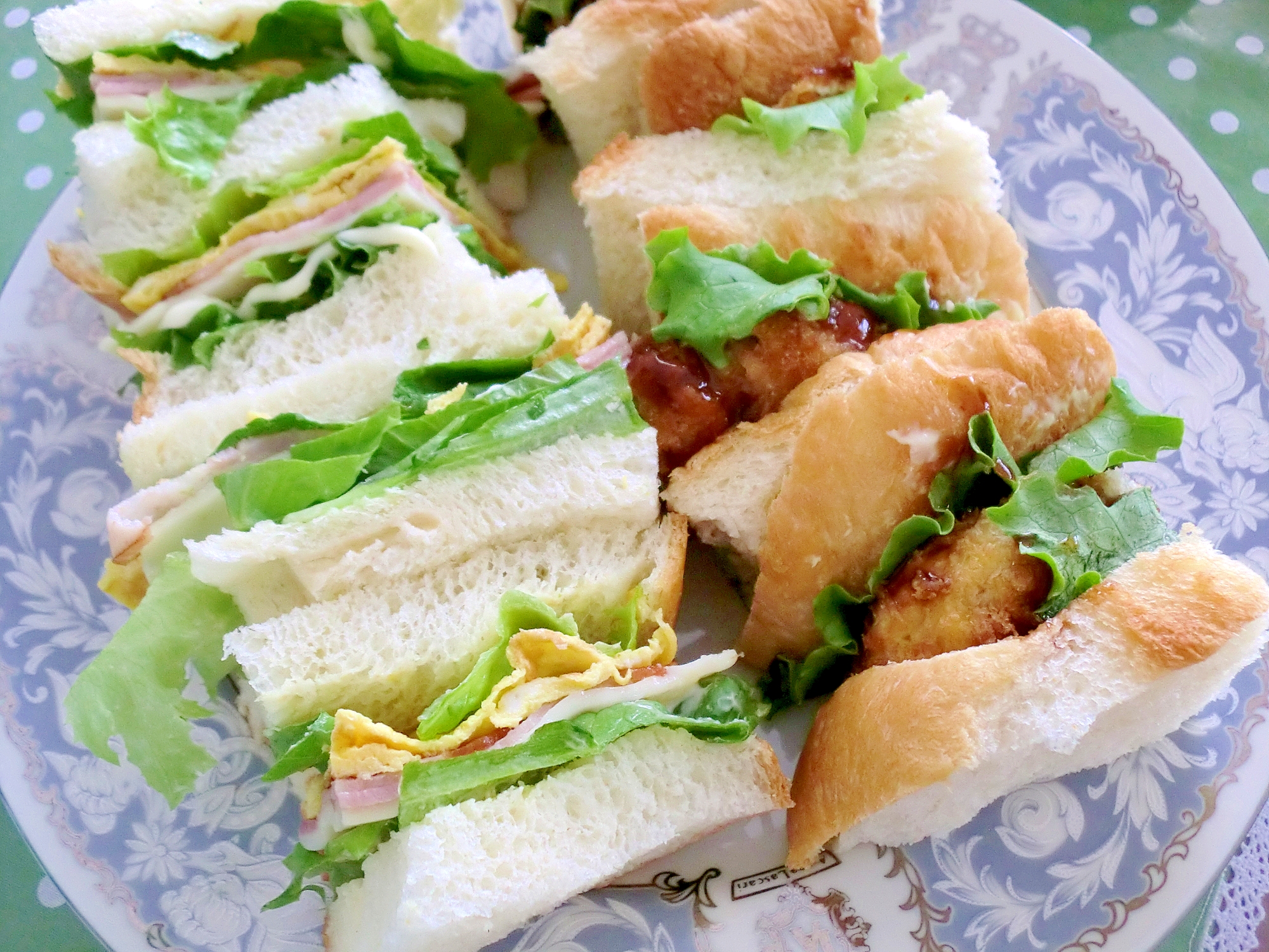 チーズ・ハム・薄焼き卵のサンドイッチ