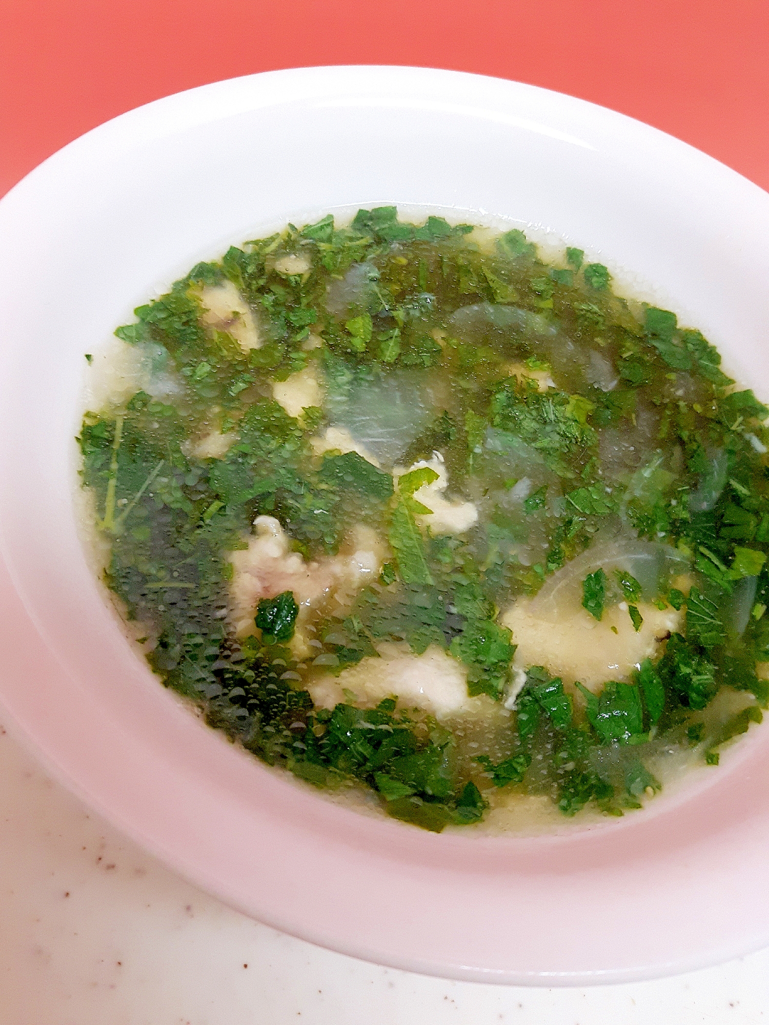 簡単!モロヘイヤと鶏肉のにんにくコンソメスープ♪