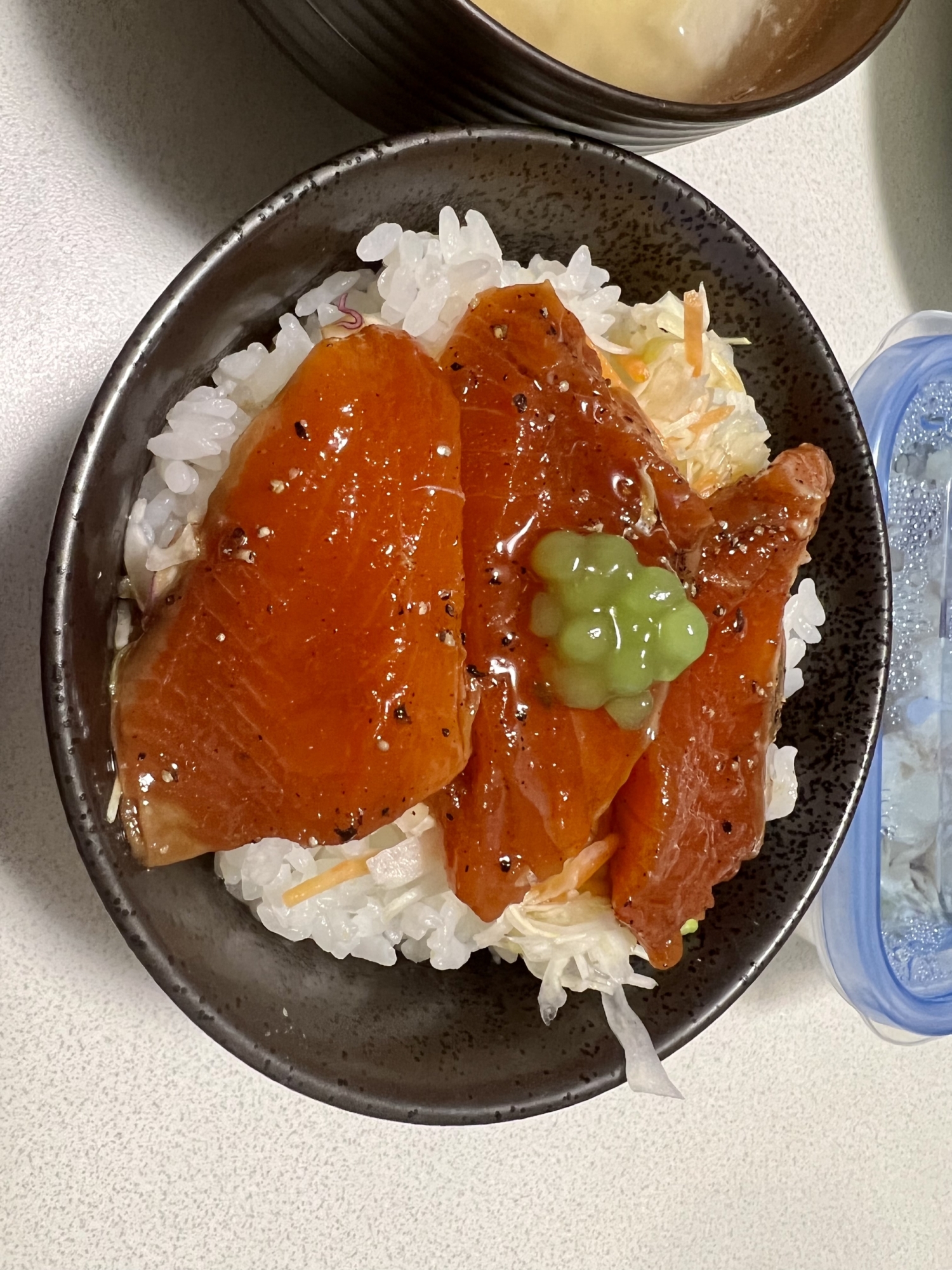 サーモンのスパイシーペッパー漬け丼