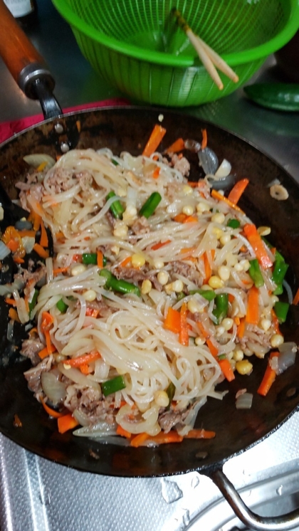 美味しかったので、お腹いっぱい食べようと、春雨の代わりに、冷麺3袋を使って作ってみました。野菜は自宅にあるもの。・・・食べ過ぎて動けないよー！