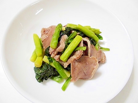 豚タンと小松菜とアスパラの炒め物