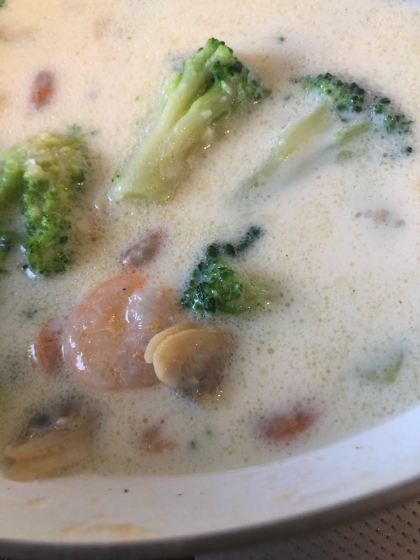 シチューの素で簡単！ブロッコリーの豆乳スープ