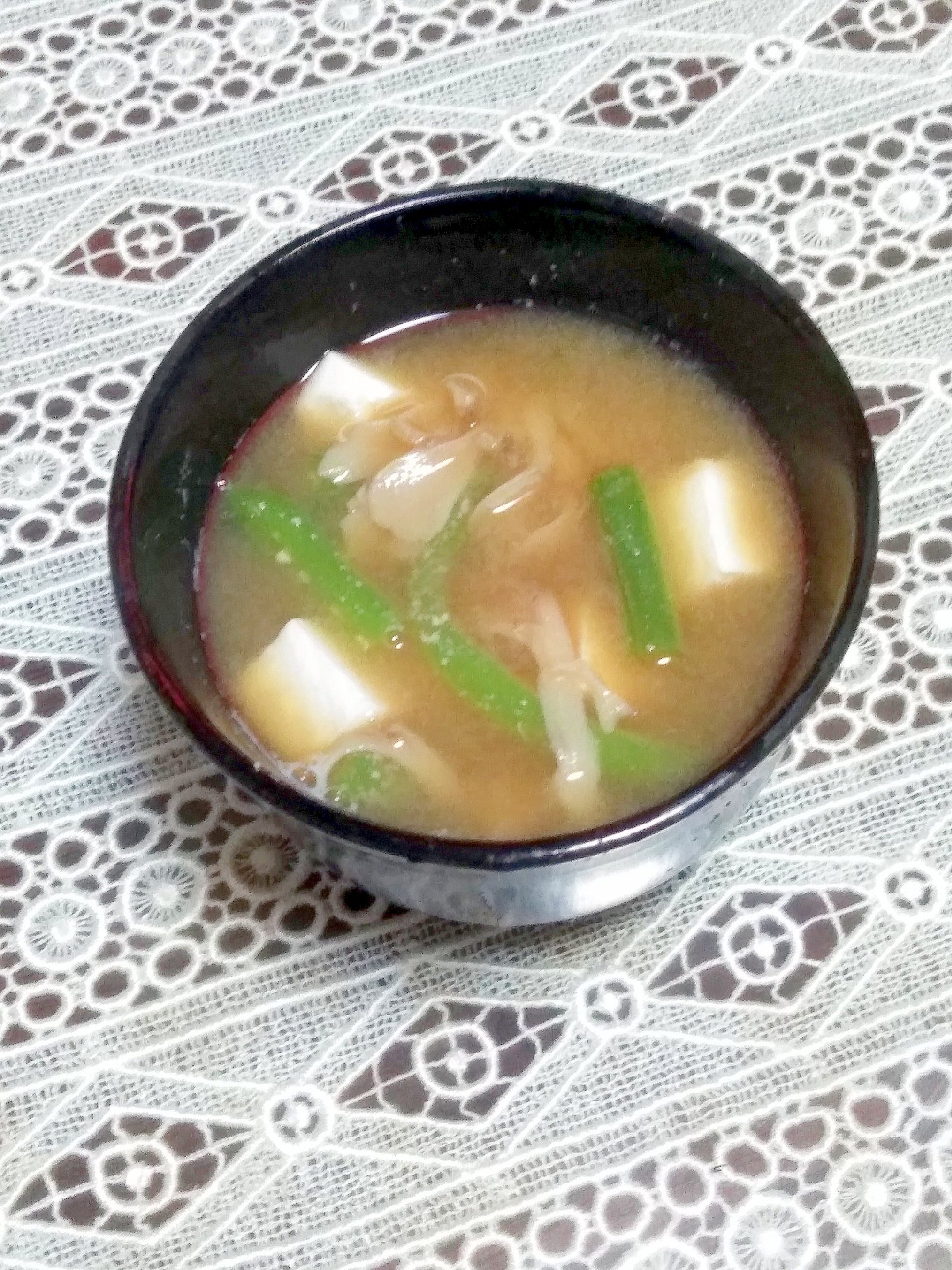 いんげんと舞茸と豆腐の味噌汁