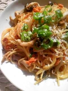 サケフレークとキノコのパスタ