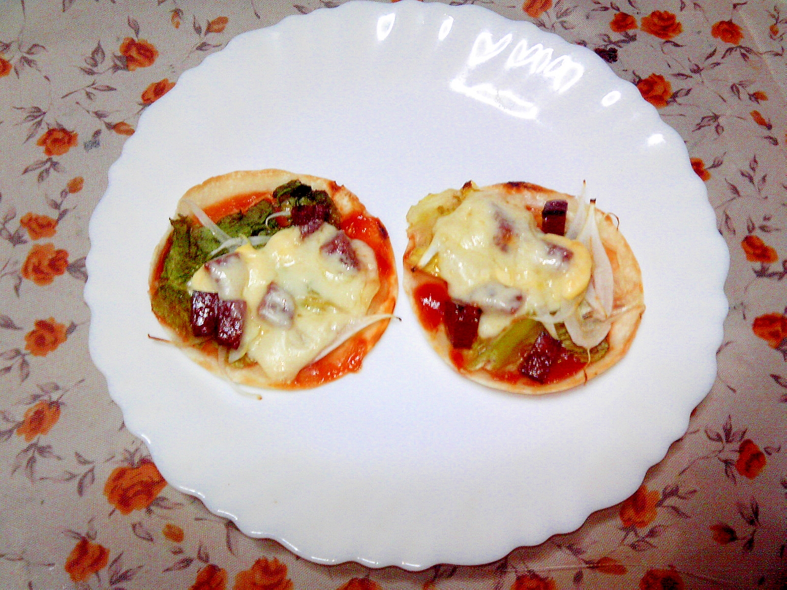 餃子の皮deレタスサラミピザ
