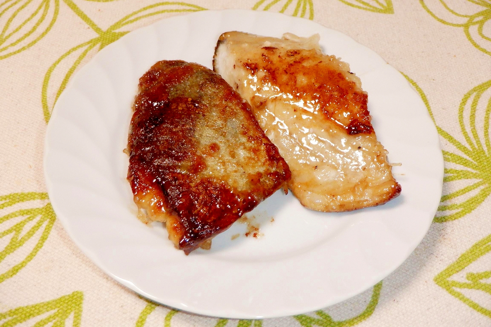 白の皿に盛られた銀ひらすのムニエル