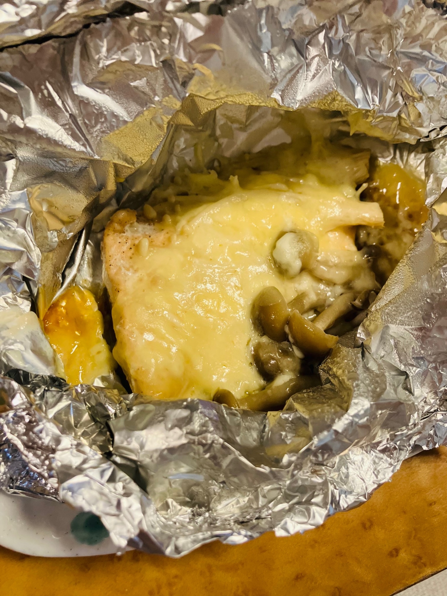 簡単美味しい‼サーモン(鮭)とチーズのホイル焼き