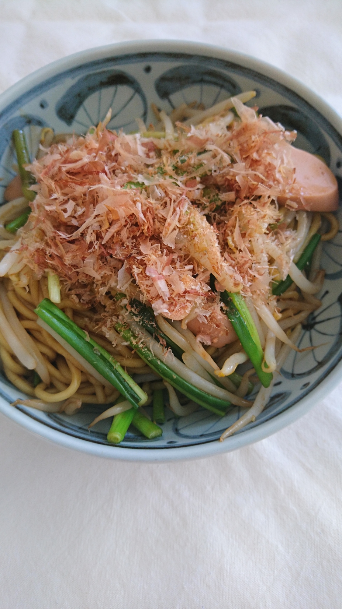 野菜たっぷり焼きそば鰹節がけ