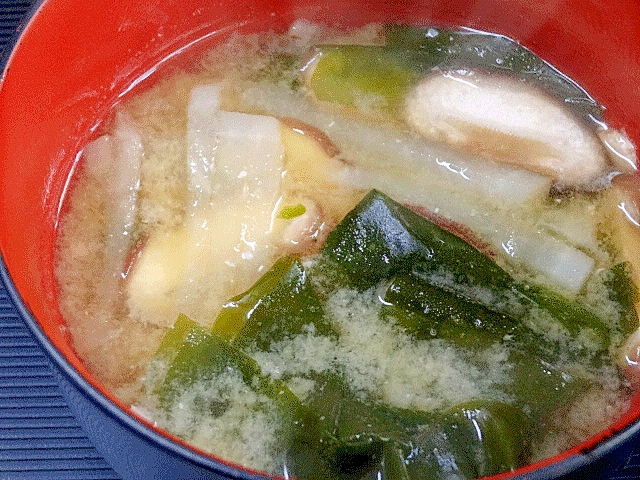 体が温まる♪　「わかめと大根の味噌汁」