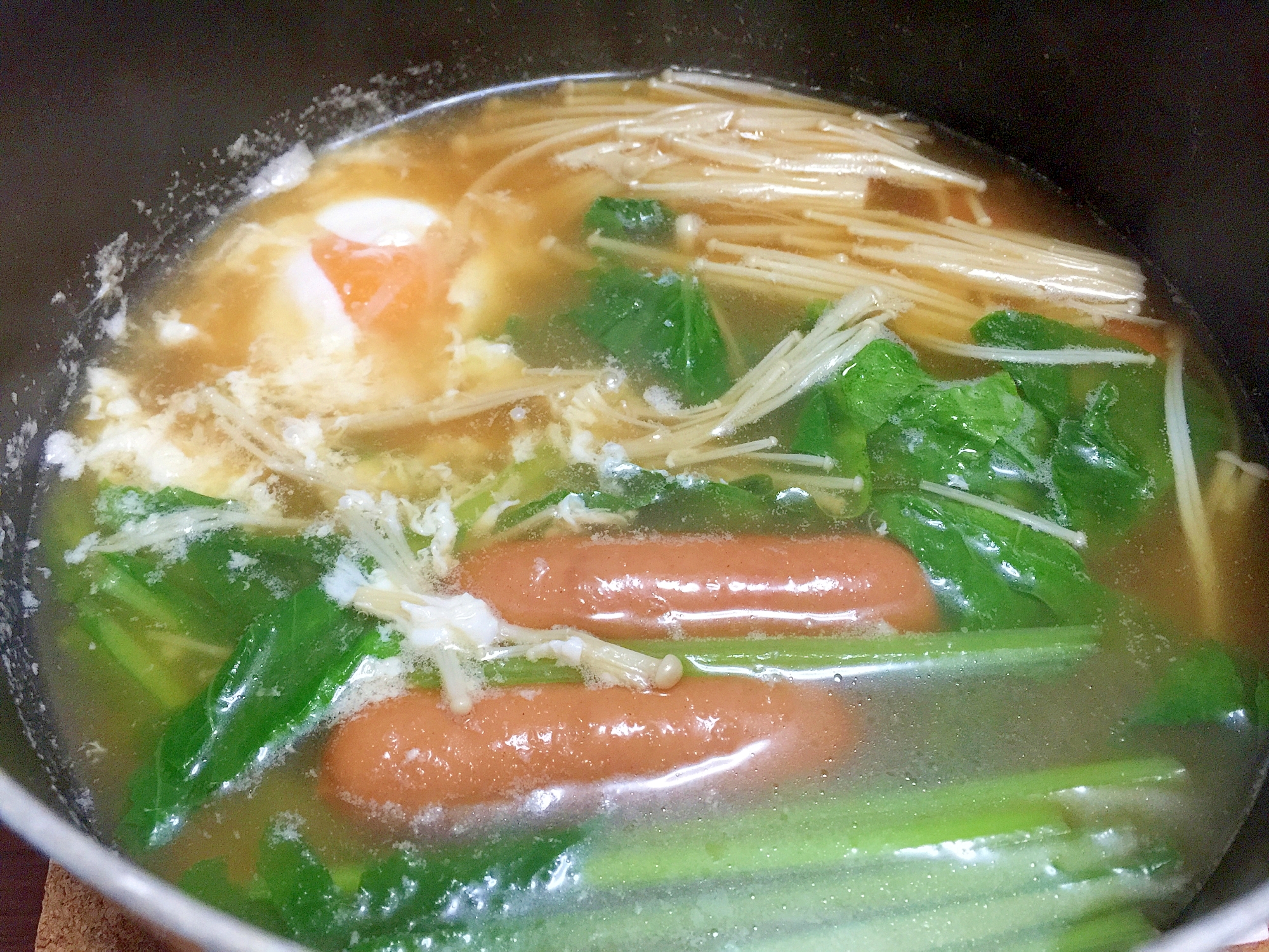 簡単！小松菜えのき卵ソーセージ醤油鍋