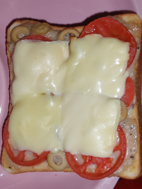 トマトとオリーブバーニャカウダのチーズトースト