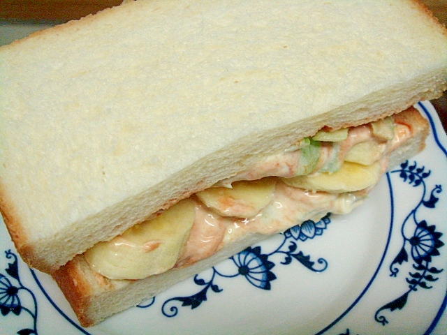バナナとセロリwithオーロラソースのサンドイッチ