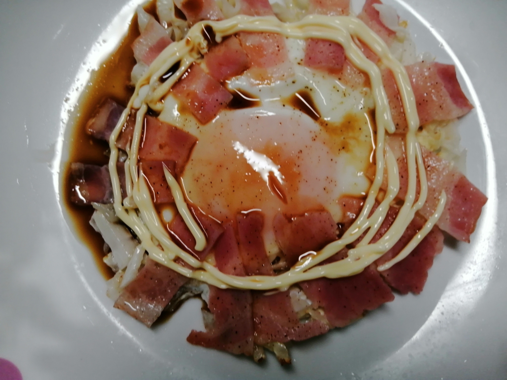 ベーコンキャベツ目玉焼きマヨソースかけ