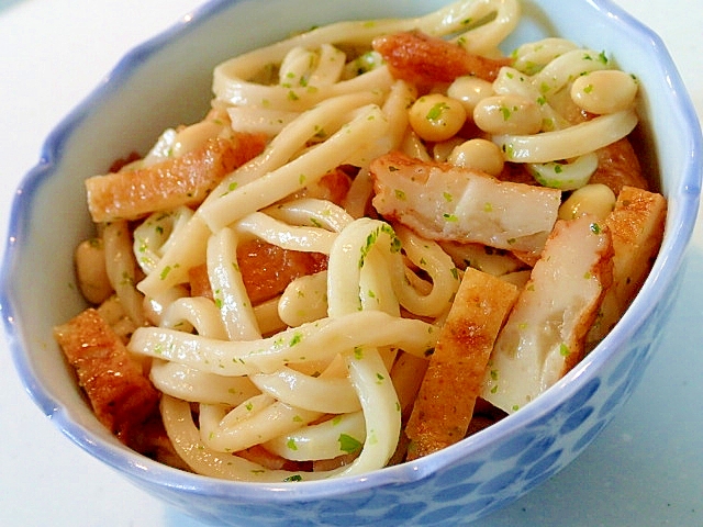 青じそドレで　玉ねぎ天と水煮大豆の混ぜうどん♬