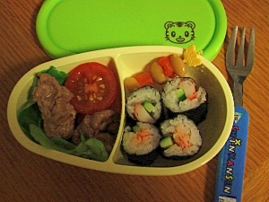 つかみ食べのチビッ子にも♪巻きずし弁当