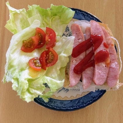 フランクフルトと胡瓜とトマトの食パンサンド。