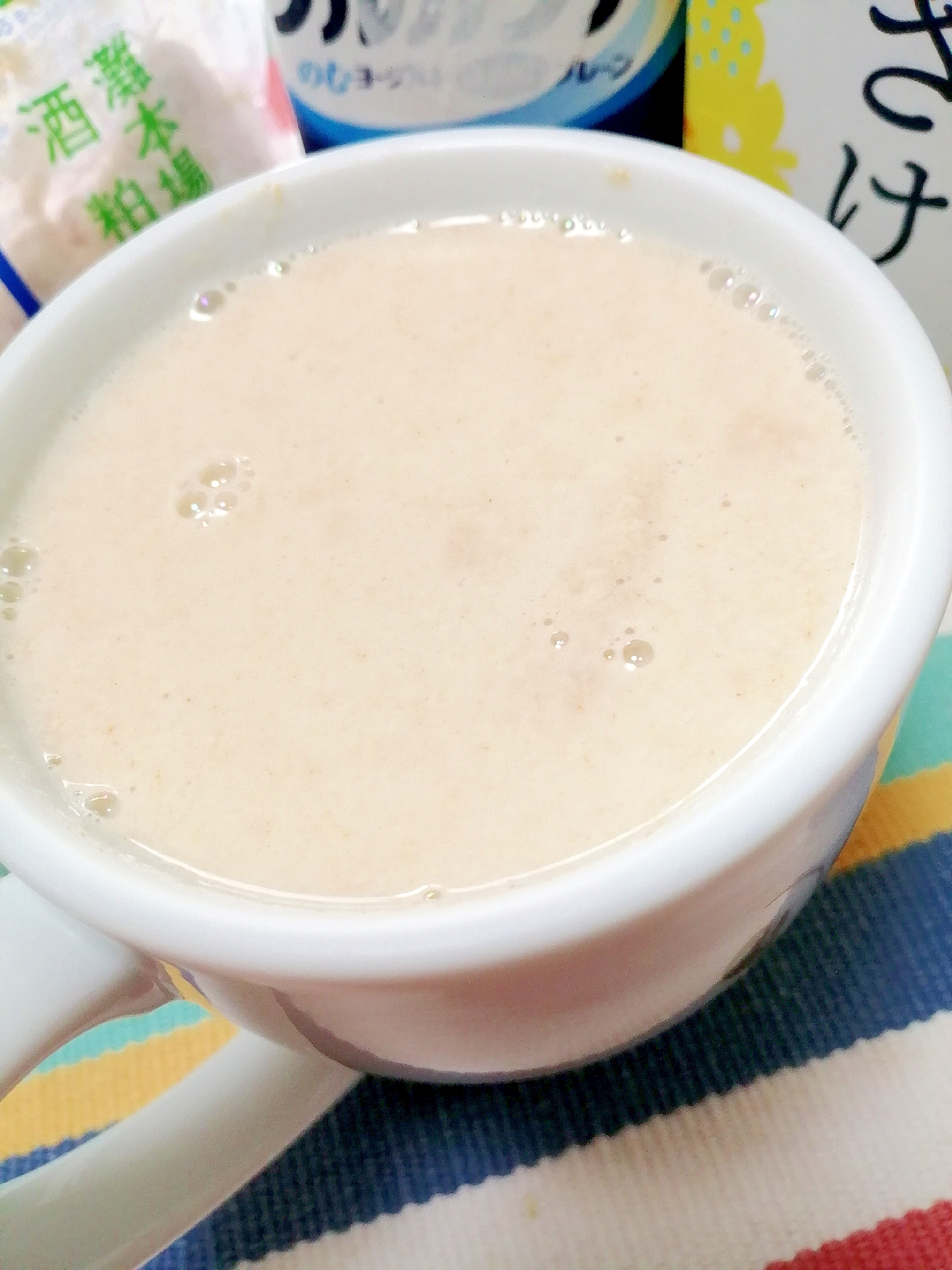 白いコップに入れた酒粕入り飲む甘酒ヨーグルト