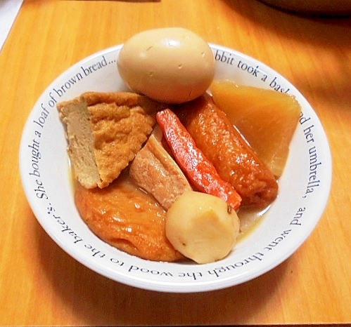 アルファベットが書いた白い皿に盛り付けたおでん