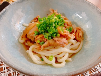 肉うどん、甘辛い肉が美味しい