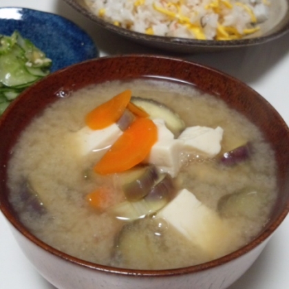 茄子とお豆腐とにんじんのお味噌汁