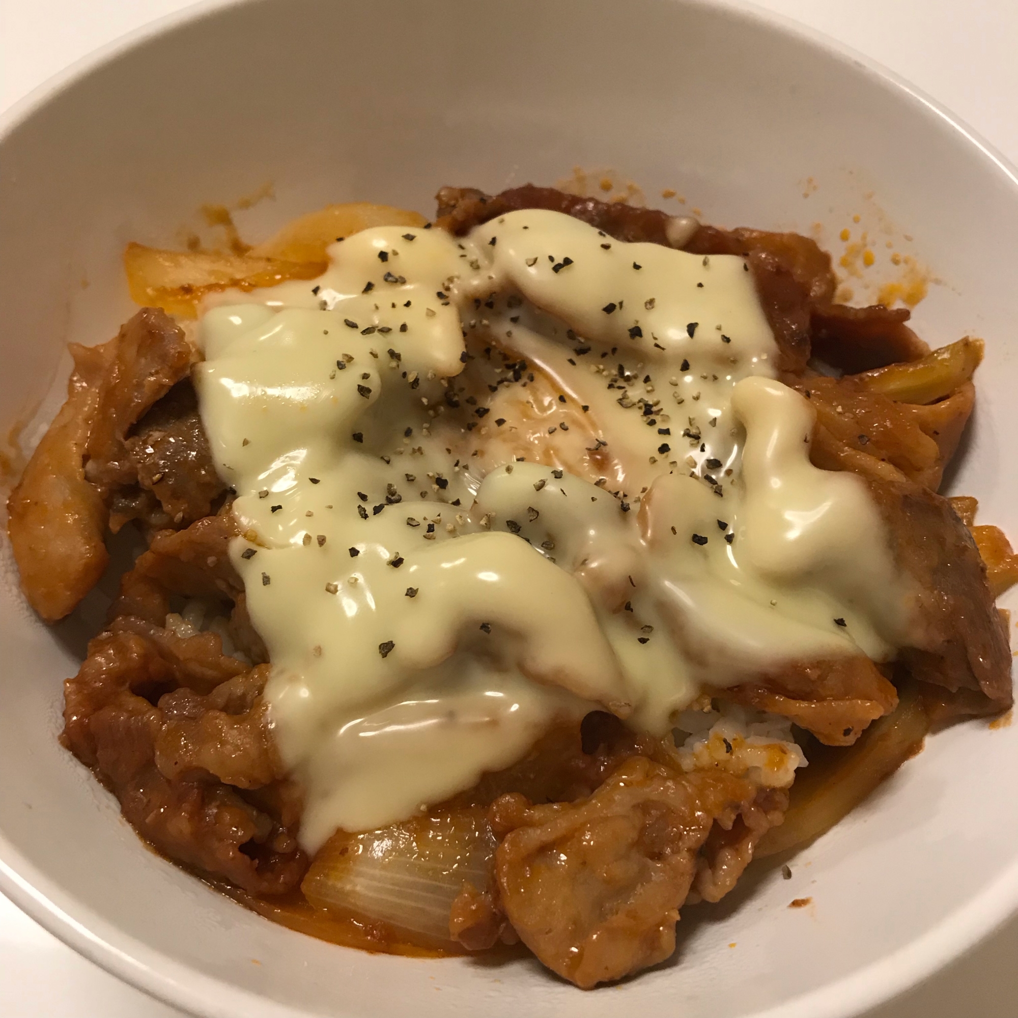 がっつりメイン♪豚こま肉のチーズケチャップ丼