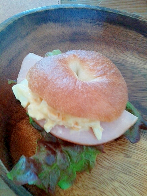 ハムと卵のベーグルサンドイッチ