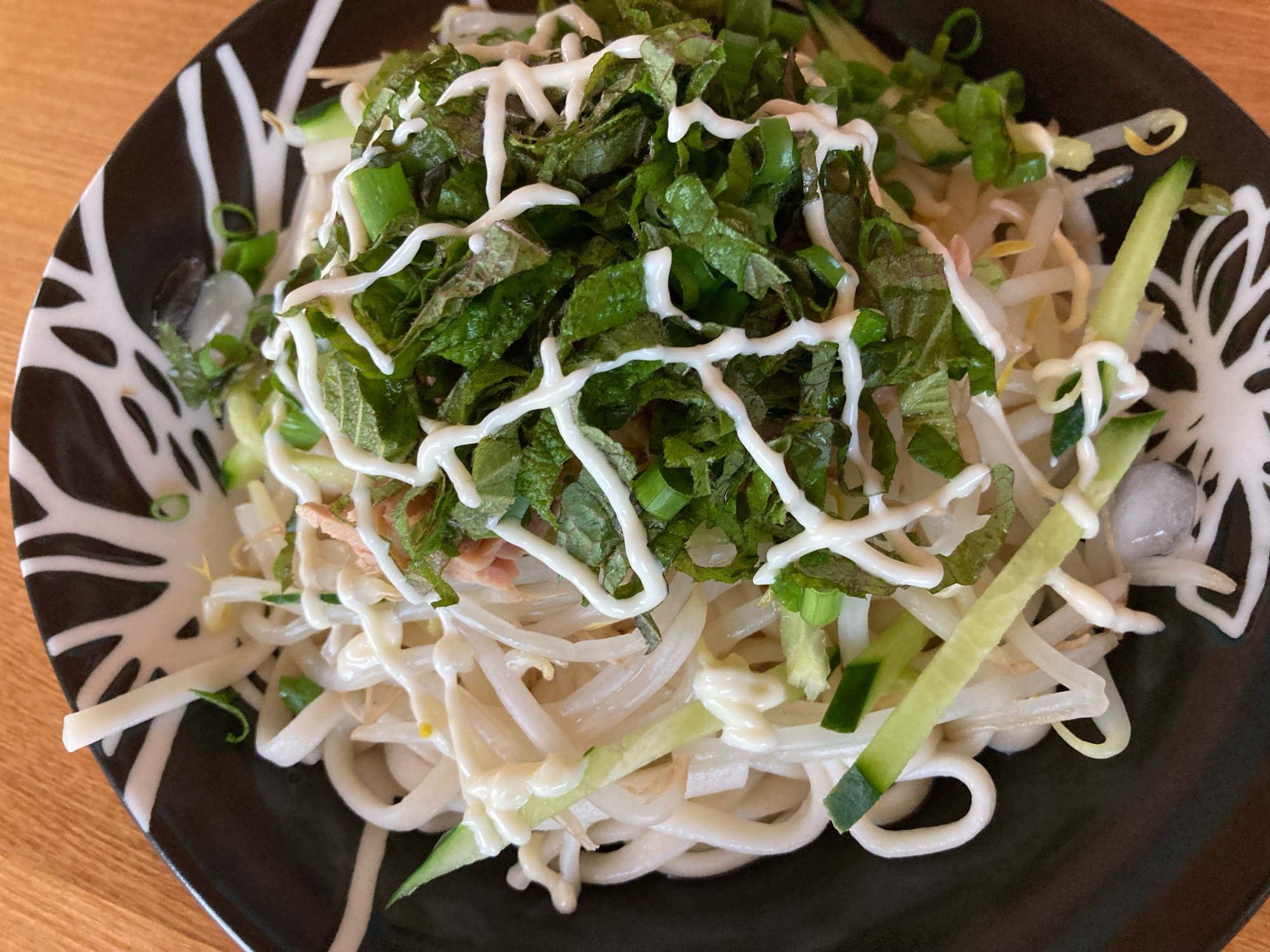 ツナともやしときゅうりと大葉のサラダうどん