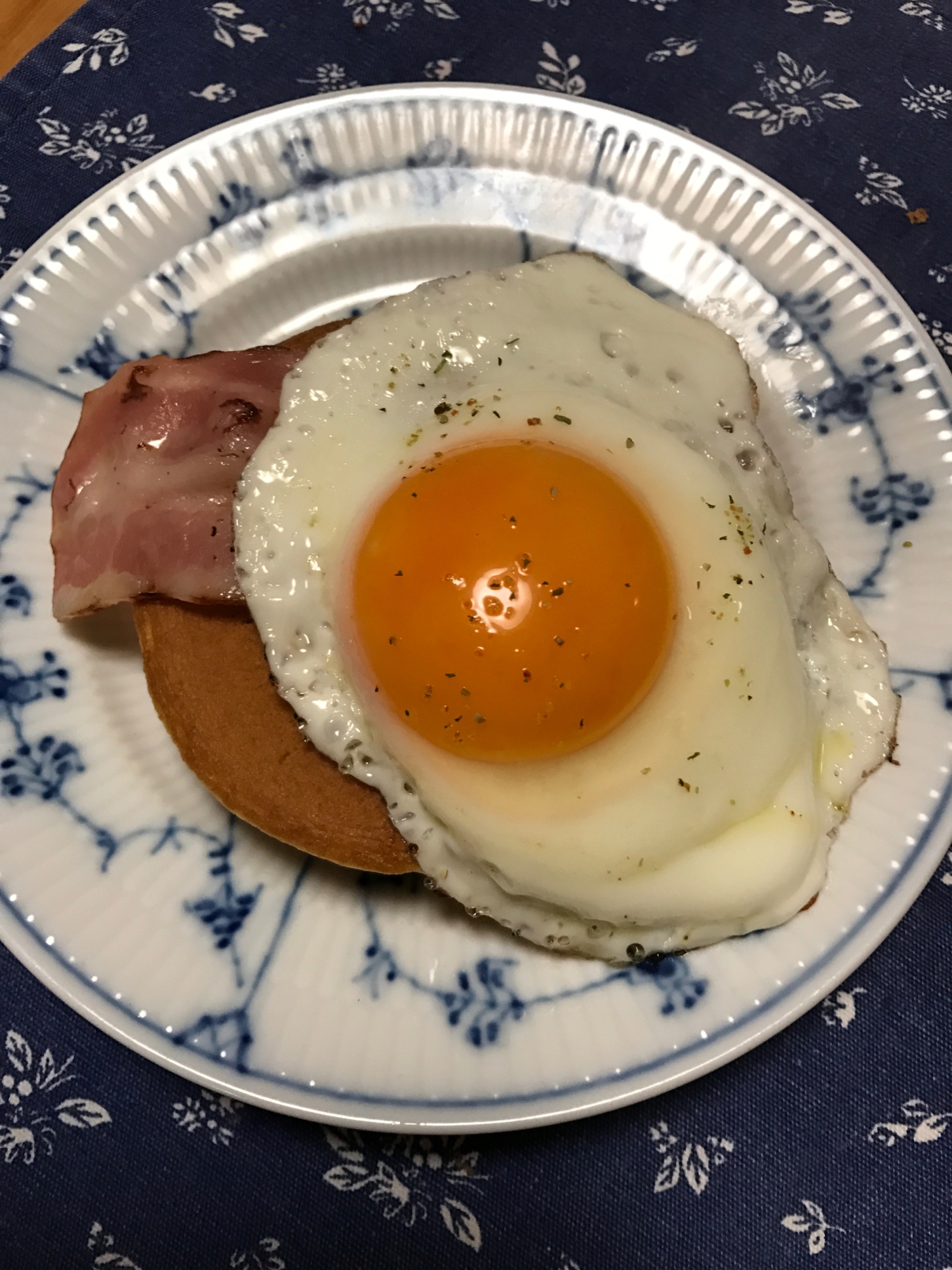 パンケーキのベーコン、目玉焼きのっけの朝ごはん