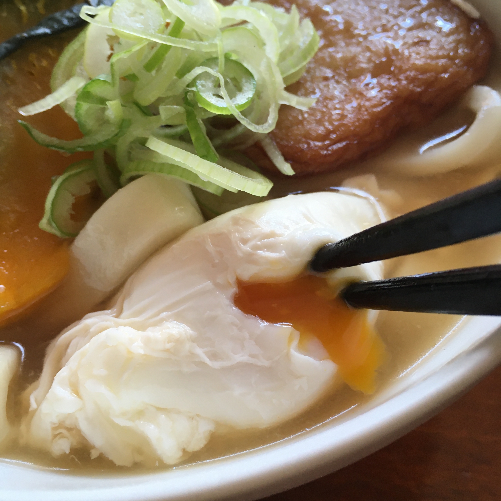 多層鍋でうどんと一緒に煮込む《ポーチドエッグ》