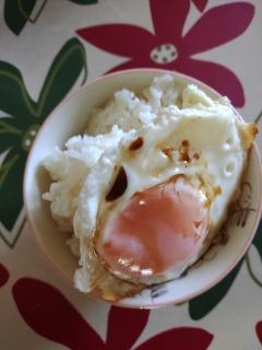 昼ごはん作るのが嫌な時用☆目玉焼きのっけごはん