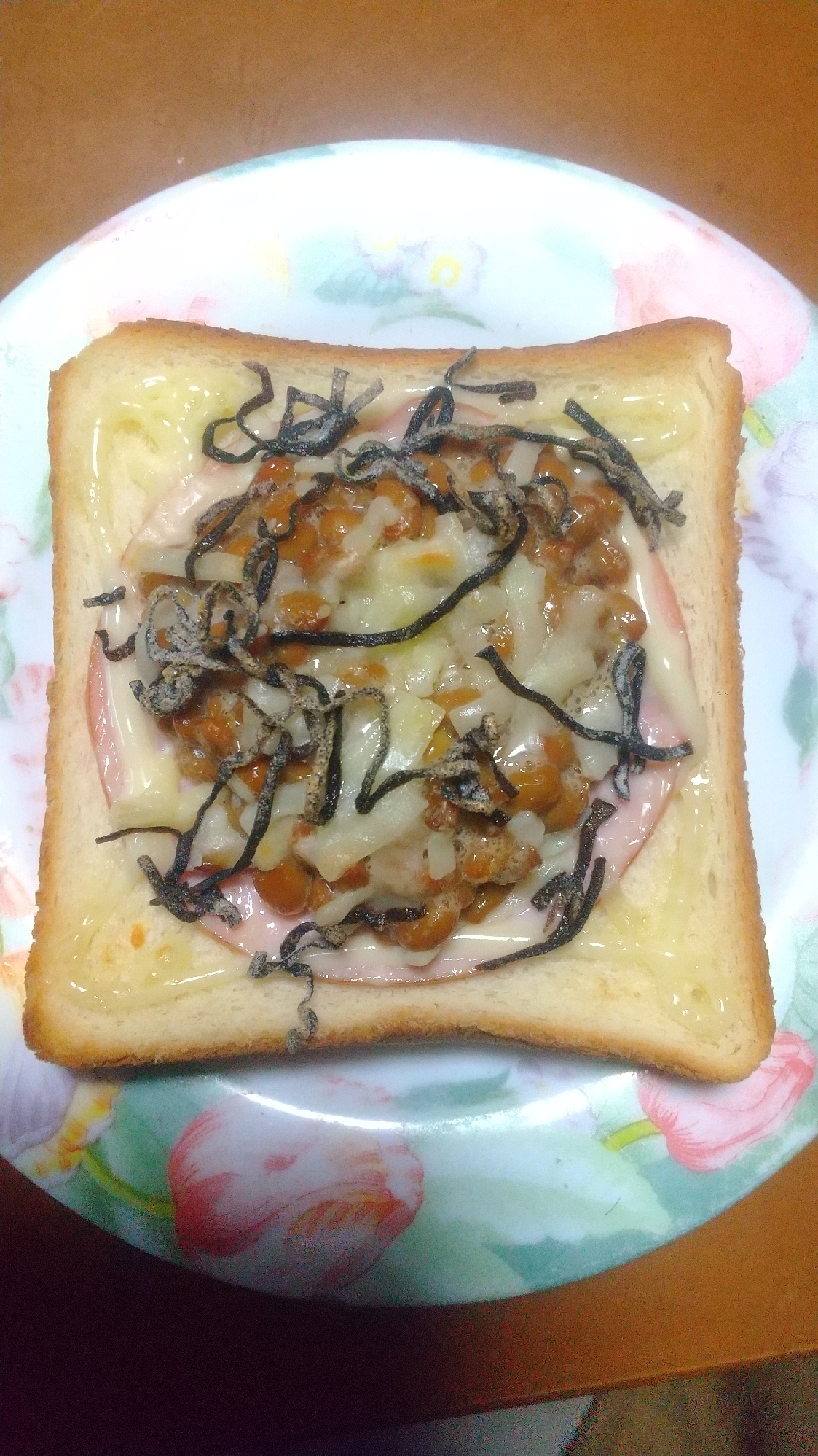 塩昆布の歯ごたえがアクセント！納豆チーズパン
