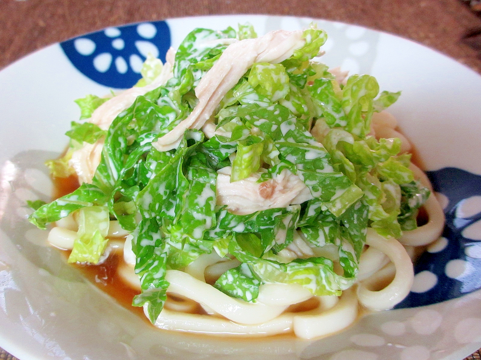 レタスと蒸し鶏の梅マヨ和えのせ冷やしうどん