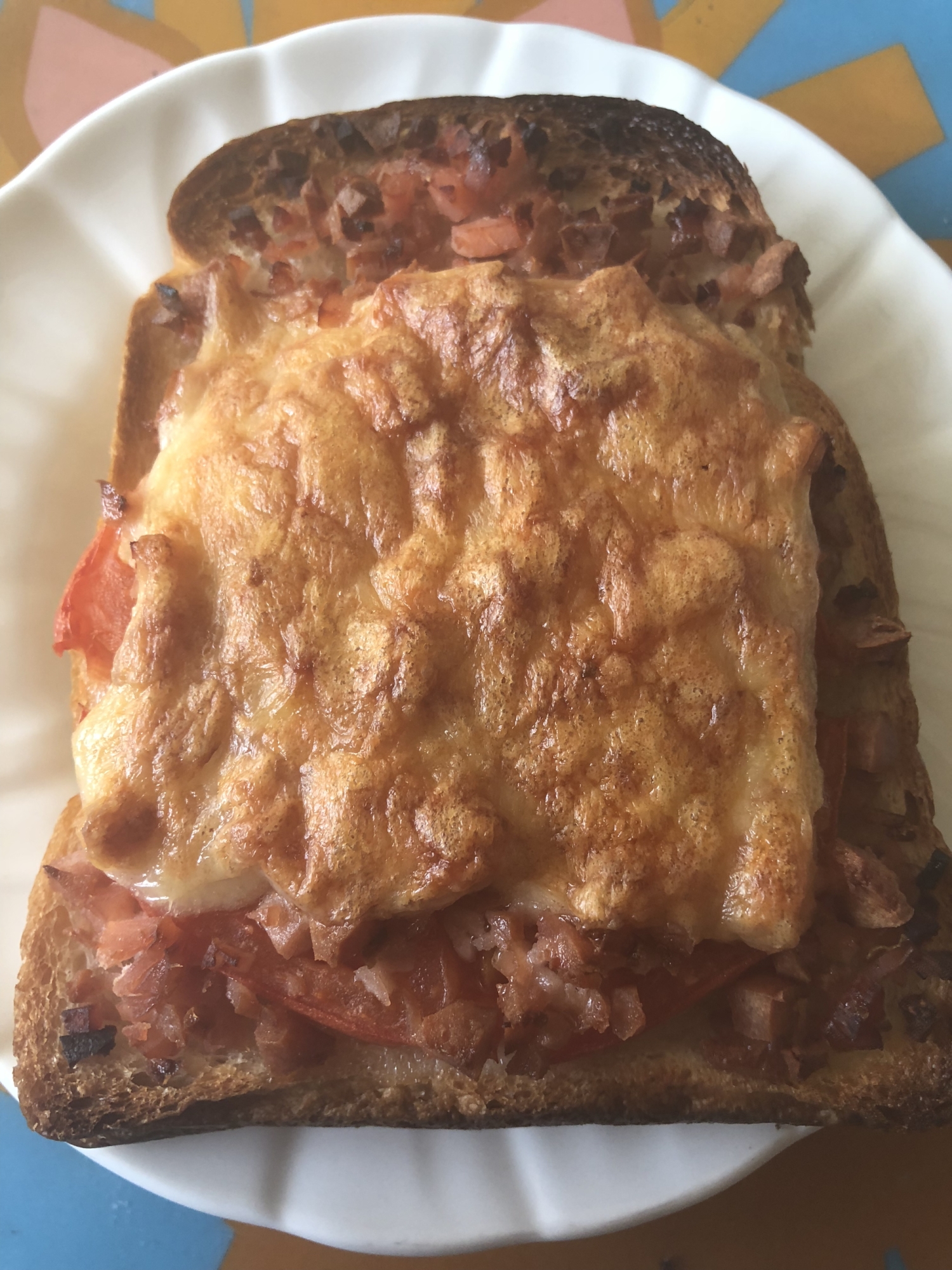 トマトとハムとウィンナーのとろけるチーズ乗せ食パン