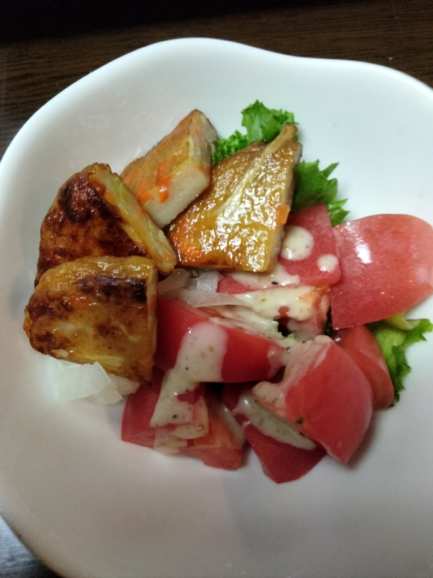 さつま揚げトマトのせ野菜サラダ