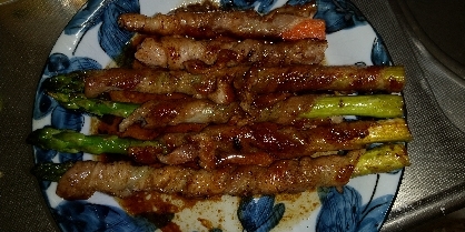 野菜苦手な男子高校生も照り焼きソースなら食べてくれました。
にんじんがあったので巻いてみました。美味しくできました❗️