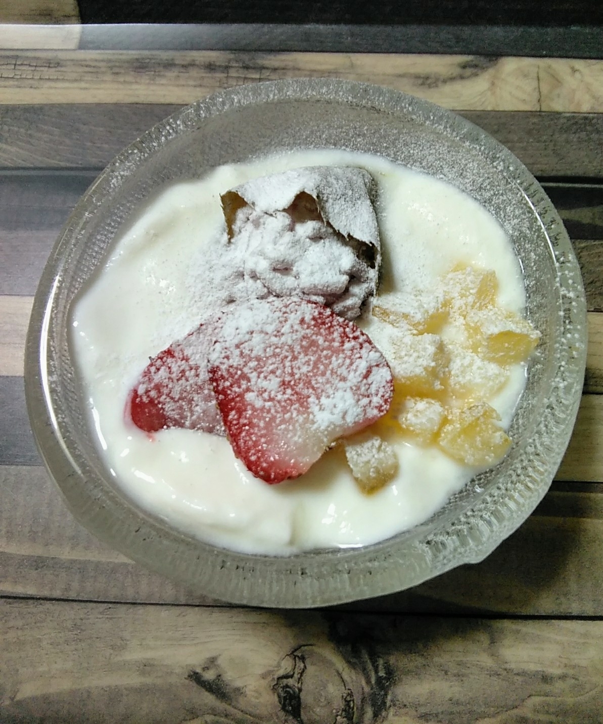 桜餅と苺のヨーグルト(雪化粧バージョン)