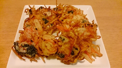 夫が揚げたらかき揚げみたいになりましたｗ
節約＆簡単＆おいしいカニカマ海苔天ぷら最高です！