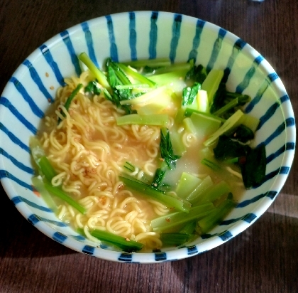 小松菜入りにんにく風味の即席ラーメン