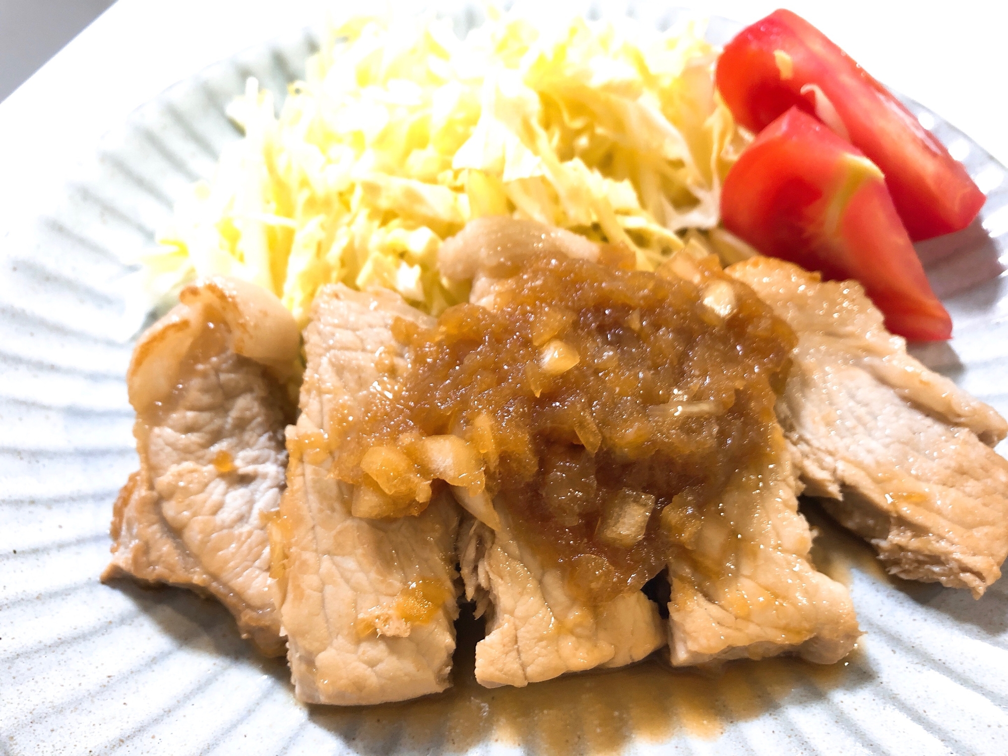 ご飯がすすむ シンプル玉ねぎソースをかけたトンテキ レシピ 作り方 By あおい ᴗ 楽天レシピ