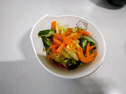 オクラと人参とキャベツの胡麻和え